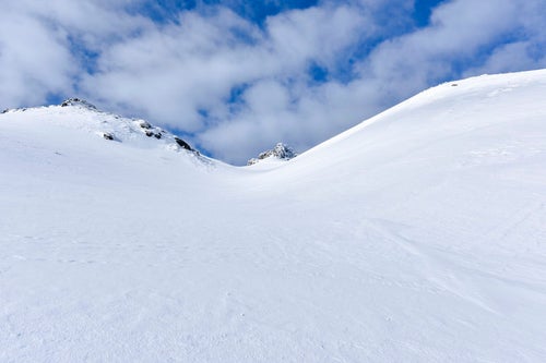 雪にとざされた谷間（安達太良山）の写真