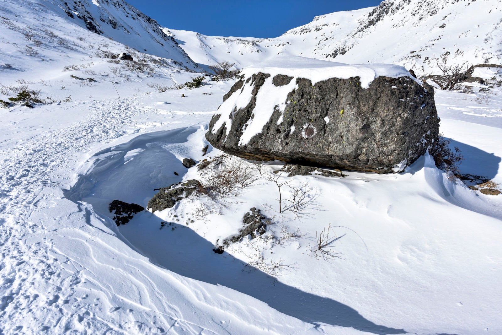 「雪に埋もれた登山者用のマーキング（安達太良山）」の写真
