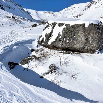 雪に埋もれた登山者用のマーキング（安達太良山）の写真