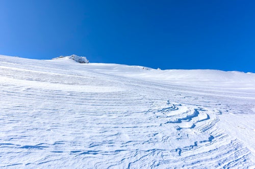 雪の斜面にできた風紋（安達太良山）の写真