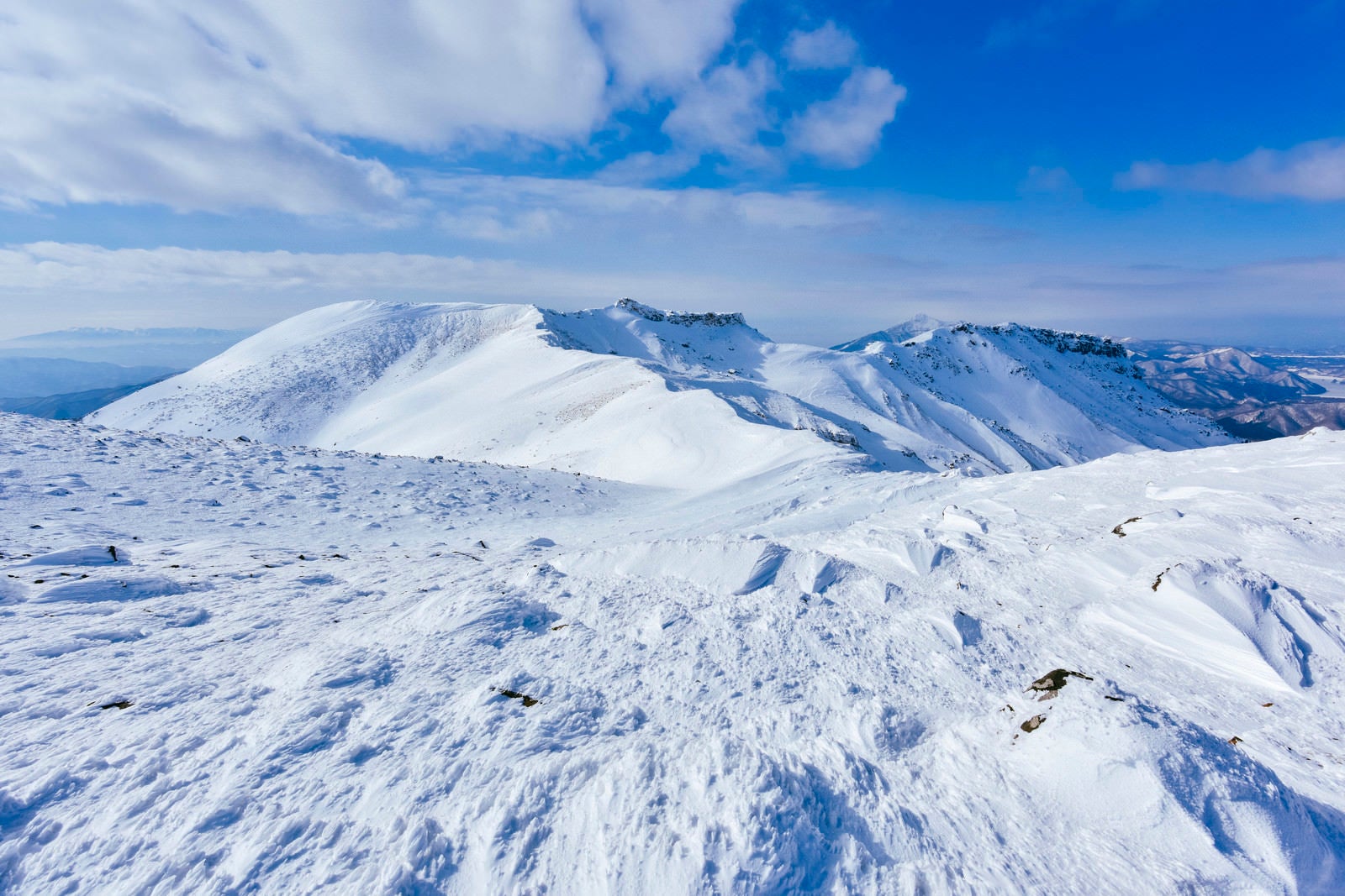 「雪の稜線が続く船明神山方面（安達太良山）」の写真