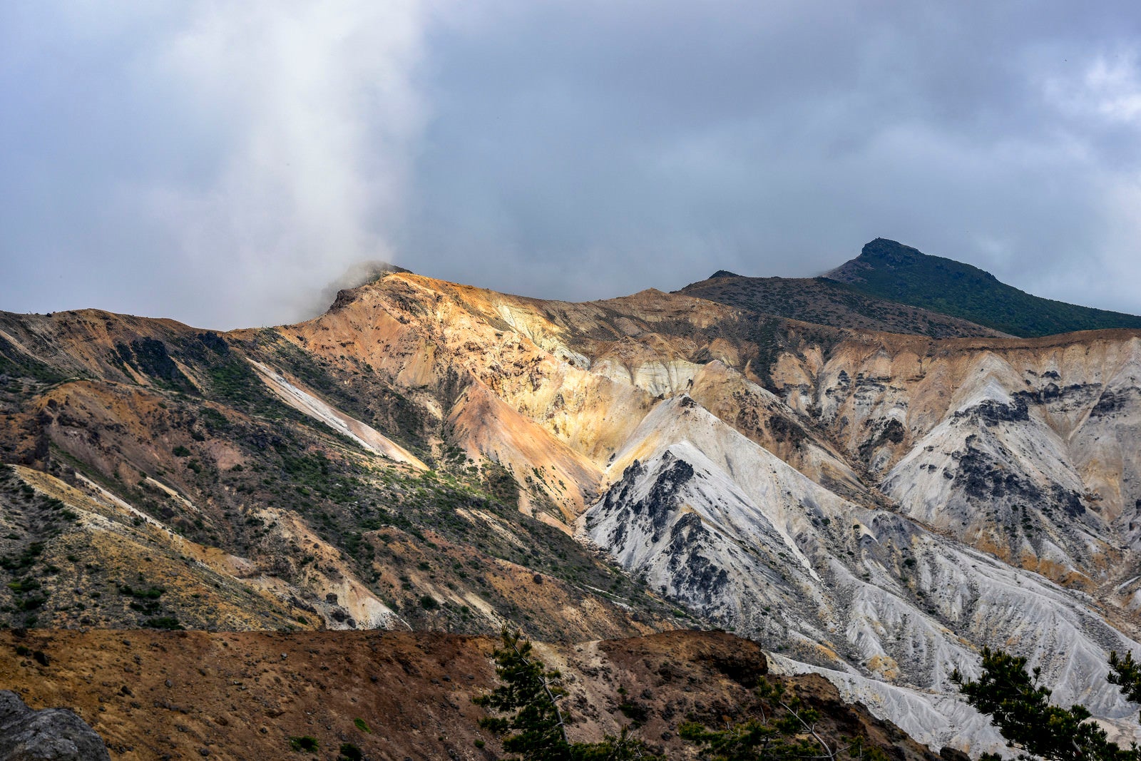 「雲に包まれる安達太良山爆裂火口の斜面」の写真