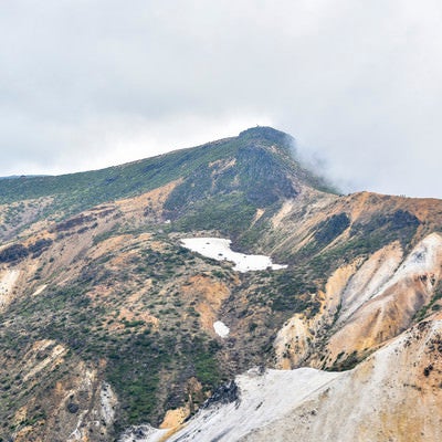 雲に覆われる安達太良山山頂の写真