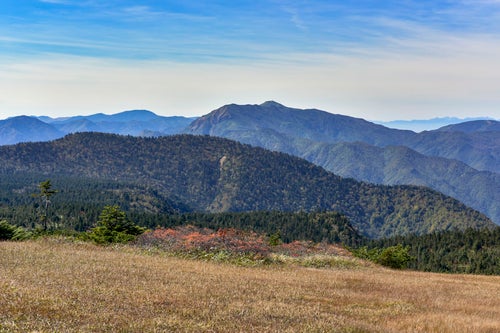 苗場山から見る西側の山々の景色の写真