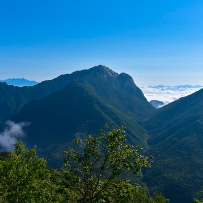 仙丈ヶ岳から見る甲斐駒ヶ岳の写真