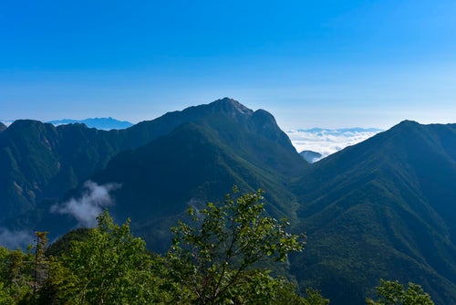 仙丈ヶ岳から見る甲斐駒ヶ岳の写真