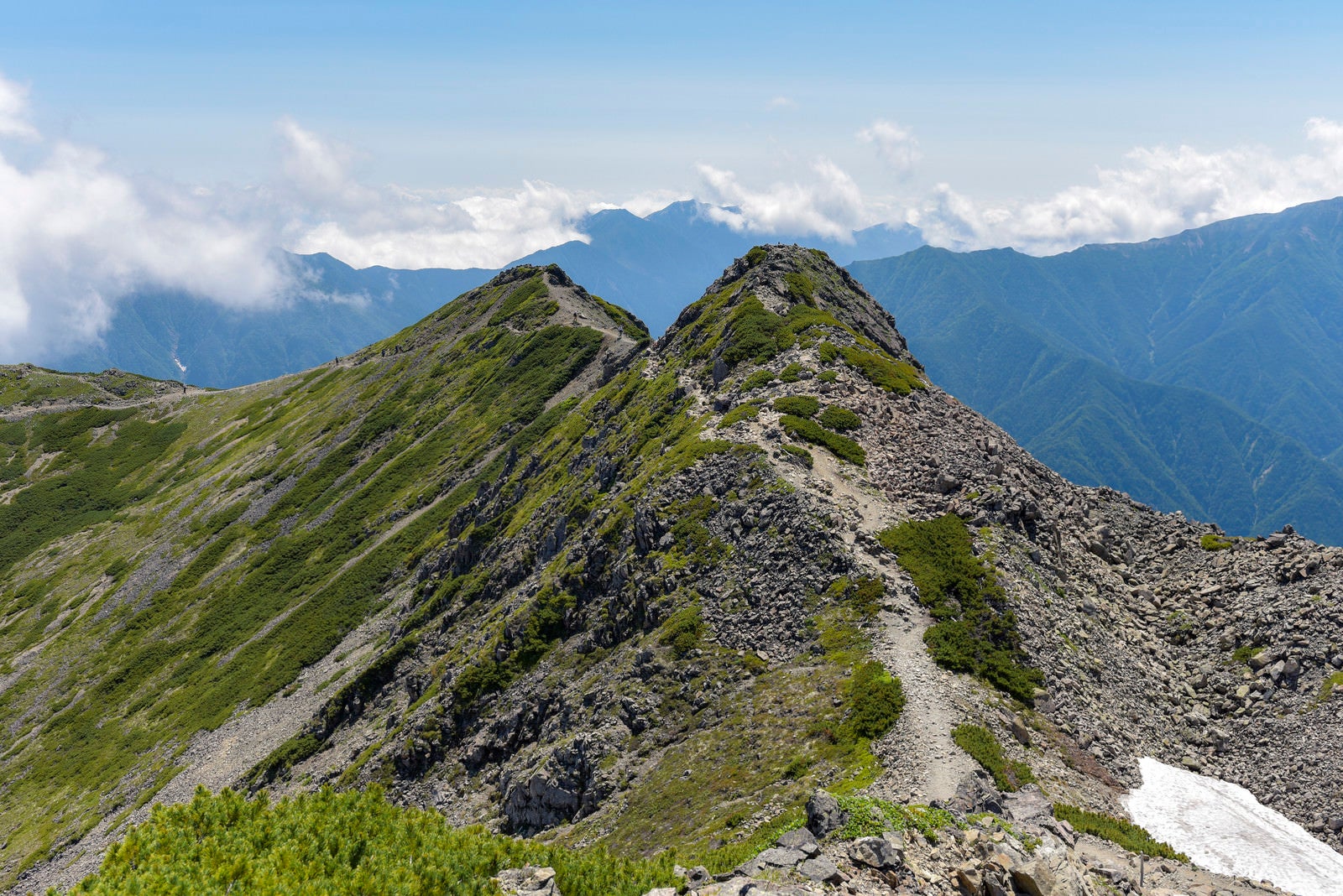 「仙丈ヶ岳の稜線」の写真