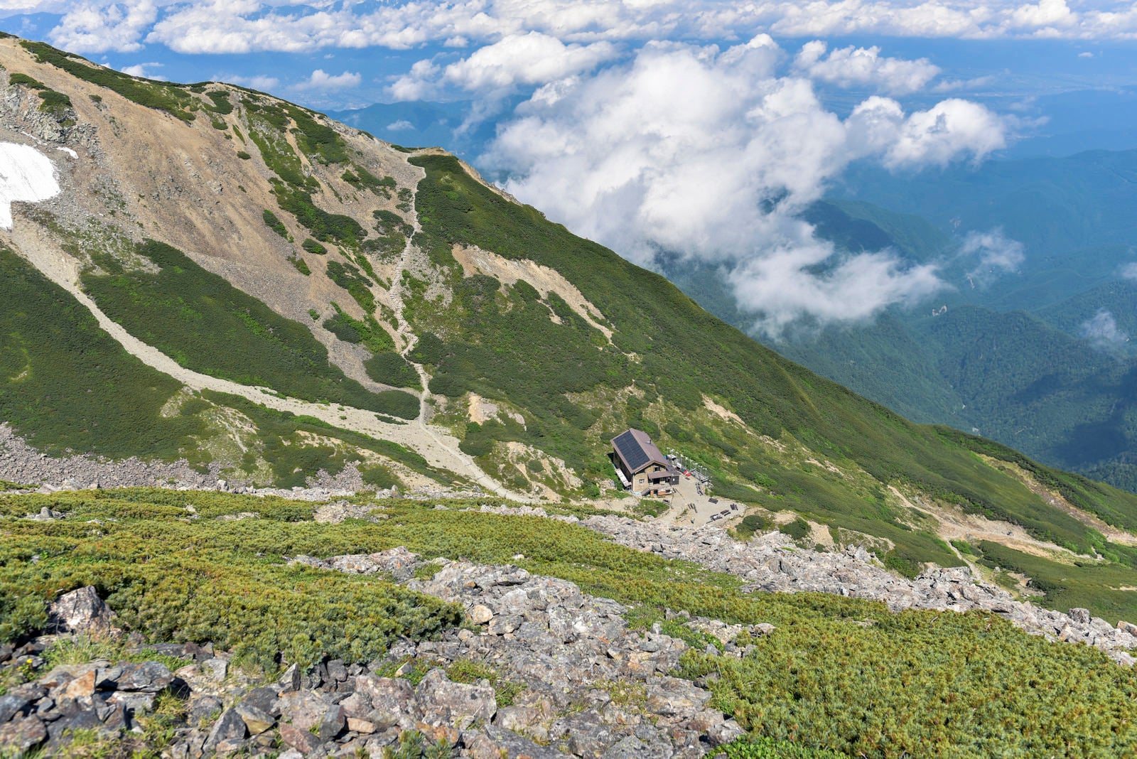 「仙丈ヶ岳稜線から見る眼下の小屋」の写真