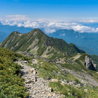 伊那方面の景色と大仙丈ヶ岳の稜線（仙丈ヶ岳）の写真