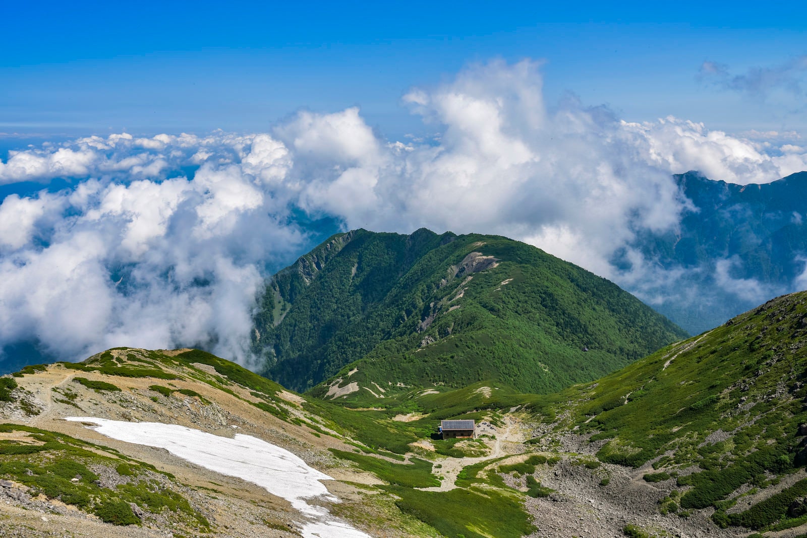 「夏らしい雲が湧き上がる南アルプス仙丈ヶ岳からの景色」の写真