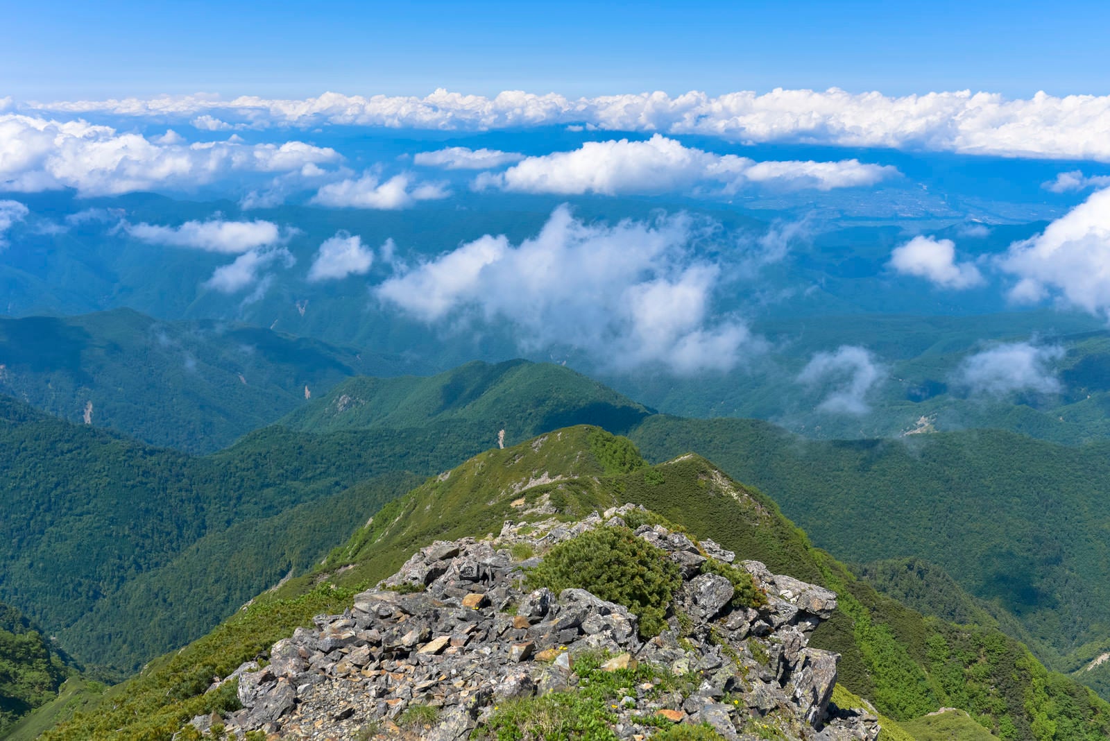 「大仙丈岳から見る伊那方面の景色」の写真