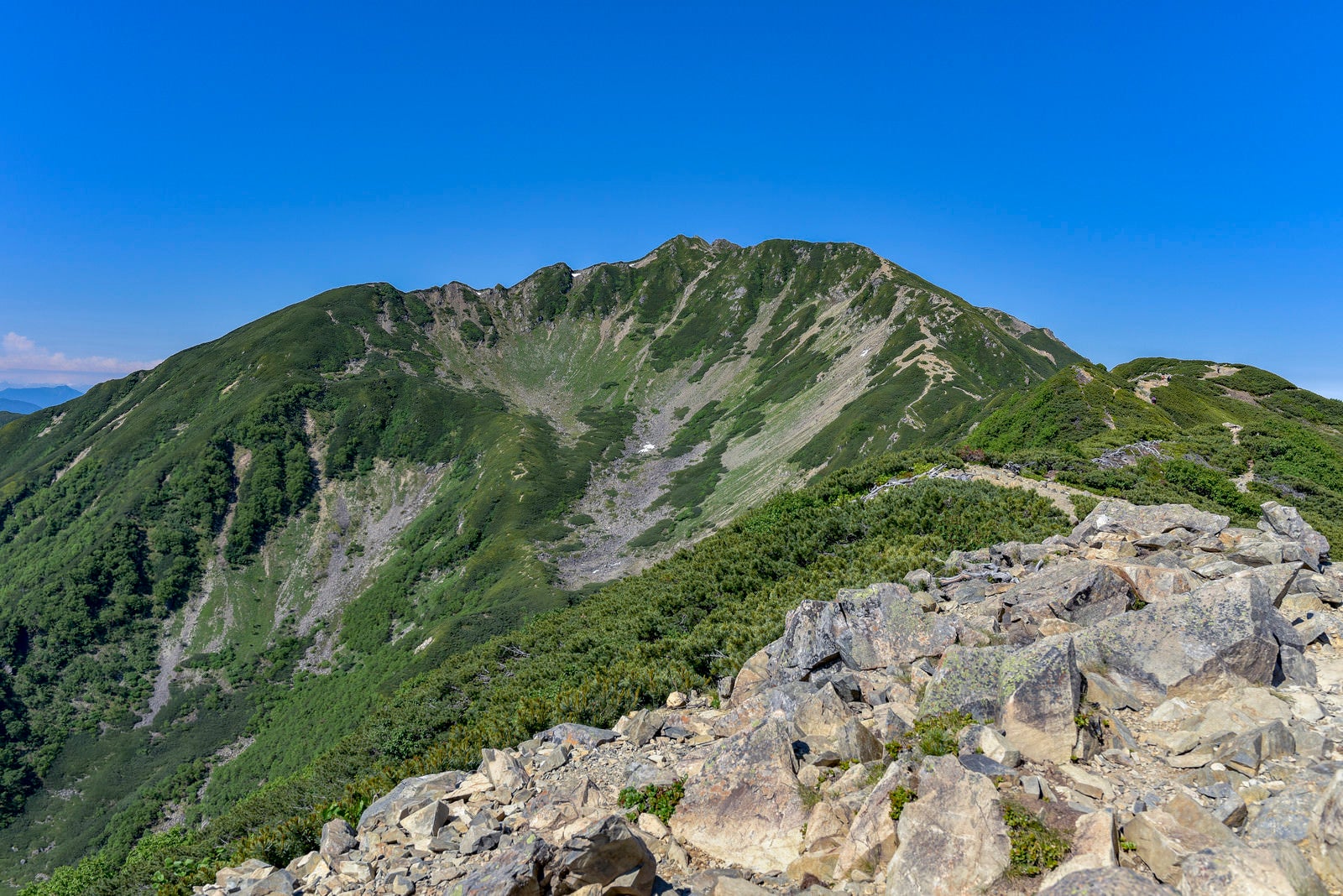 「小仙丈ヶ岳から見る巨大なカール状の斜面（仙丈ヶ岳）」の写真