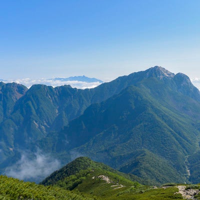 小仙丈ヶ岳から見る甲斐駒ヶ岳方面（仙丈ヶ岳）の写真