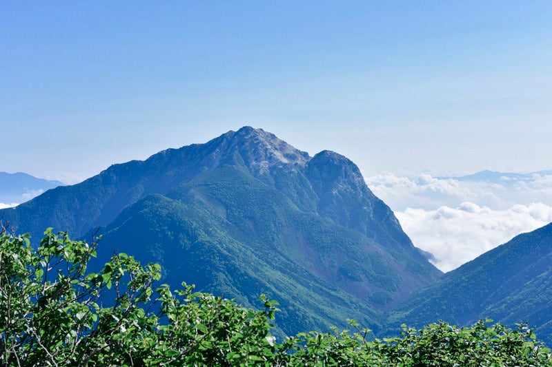 特徴的な山頂を持つ甲斐駒ヶ岳（仙丈ヶ岳）の写真