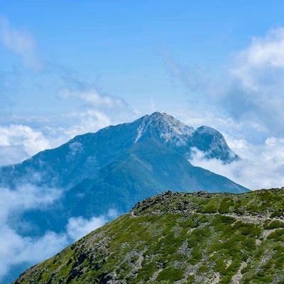 真っ白な山頂が特徴的な甲斐駒ヶ岳（仙丈ヶ岳）の写真