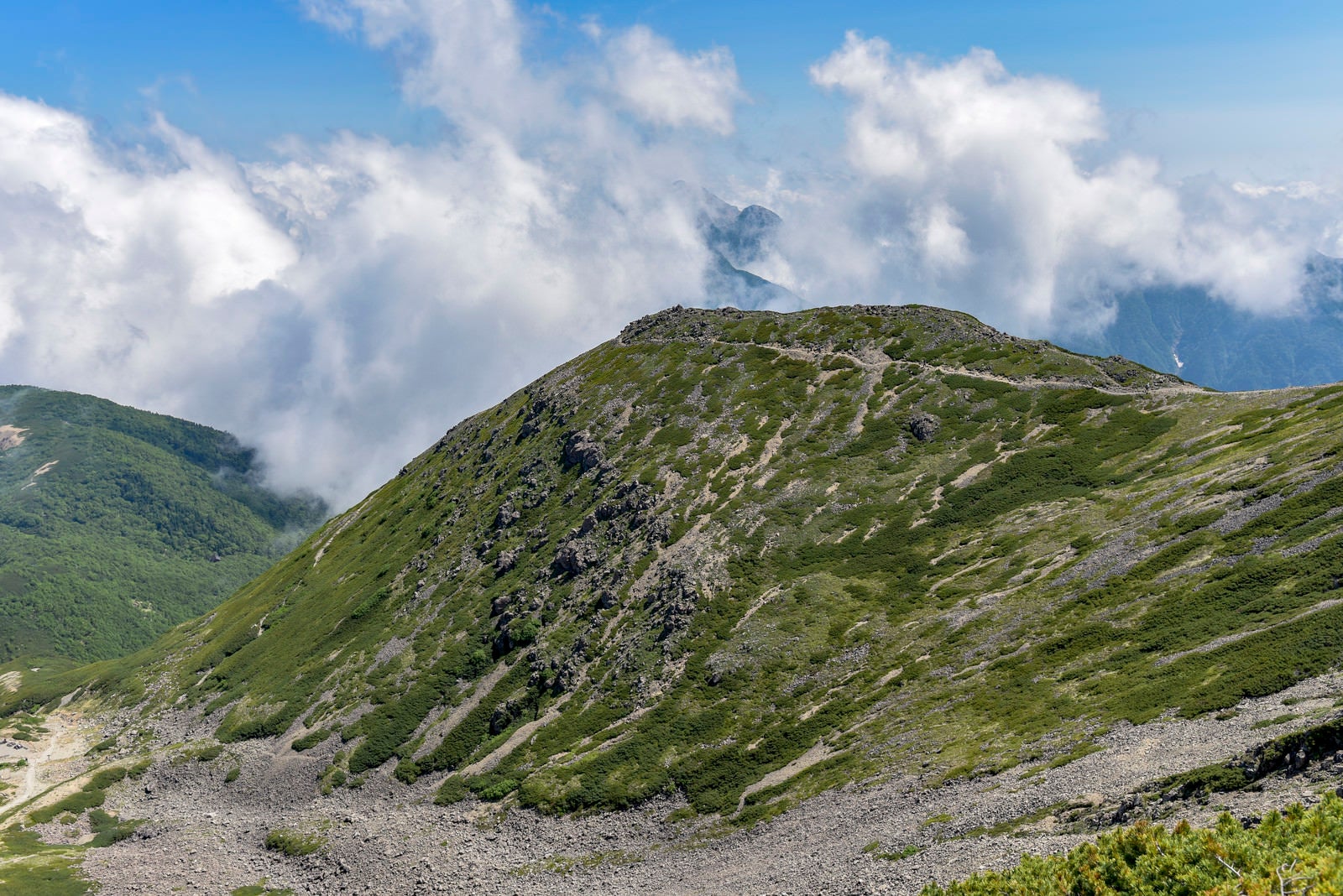 「雲に包まれてゆく仙丈ヶ岳稜線」の写真
