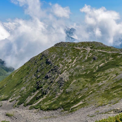 雲に包まれてゆく仙丈ヶ岳稜線の写真