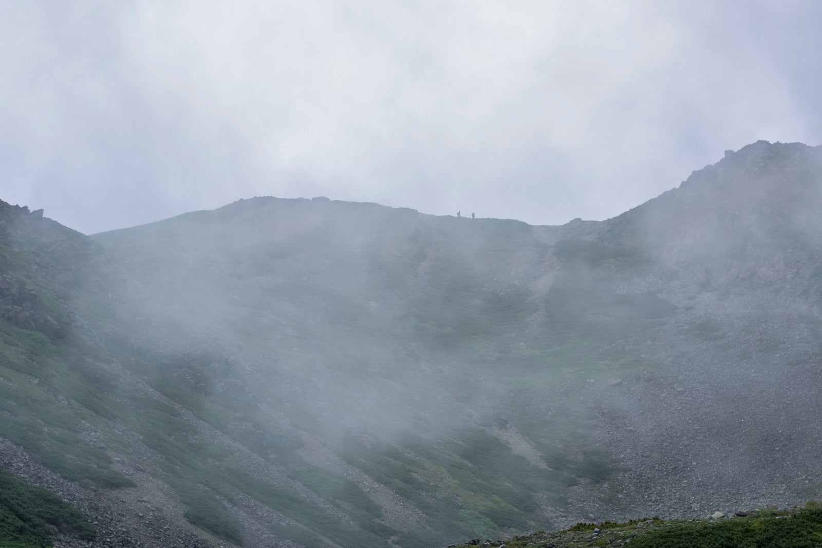 「雲に包まれる稜線を歩く登山者たち（仙丈ヶ岳）」の写真