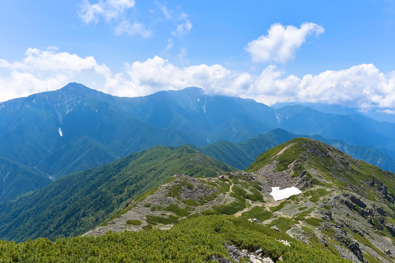 「青空広がる仙丈ヶ岳稜線の景色」の写真