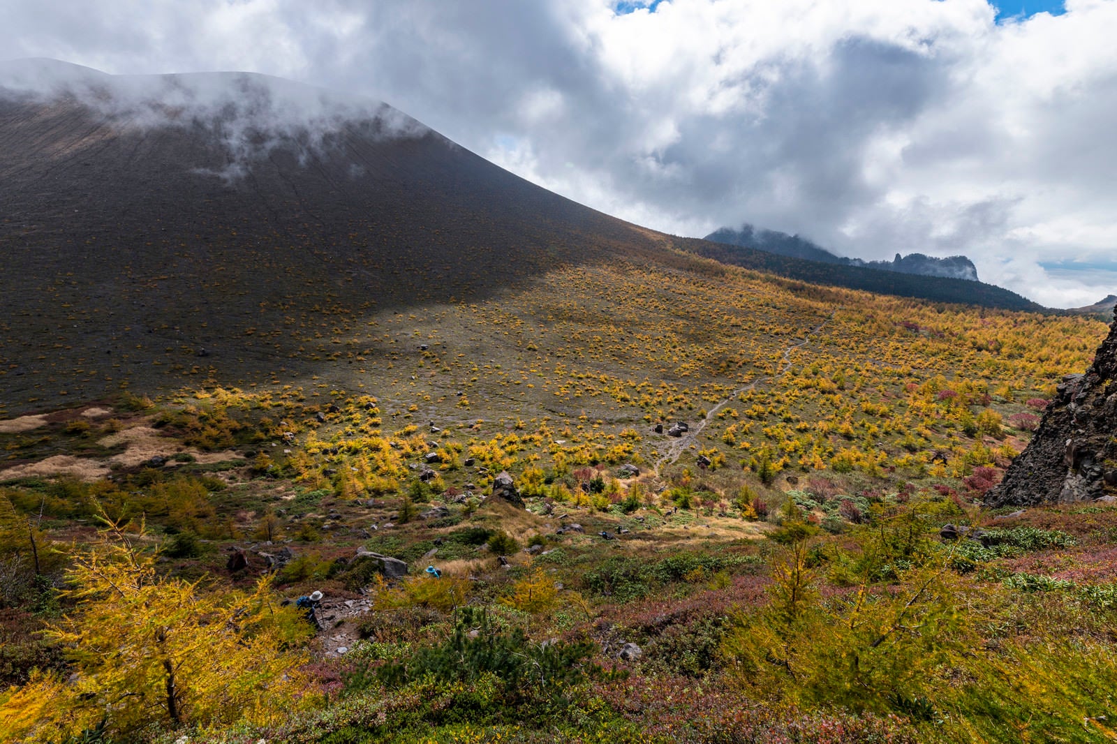 「唐松紅葉が美しい浅間山賽の河原」の写真