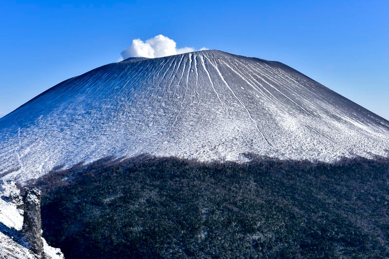 雪を纏った浅間山（あさまやま）の写真