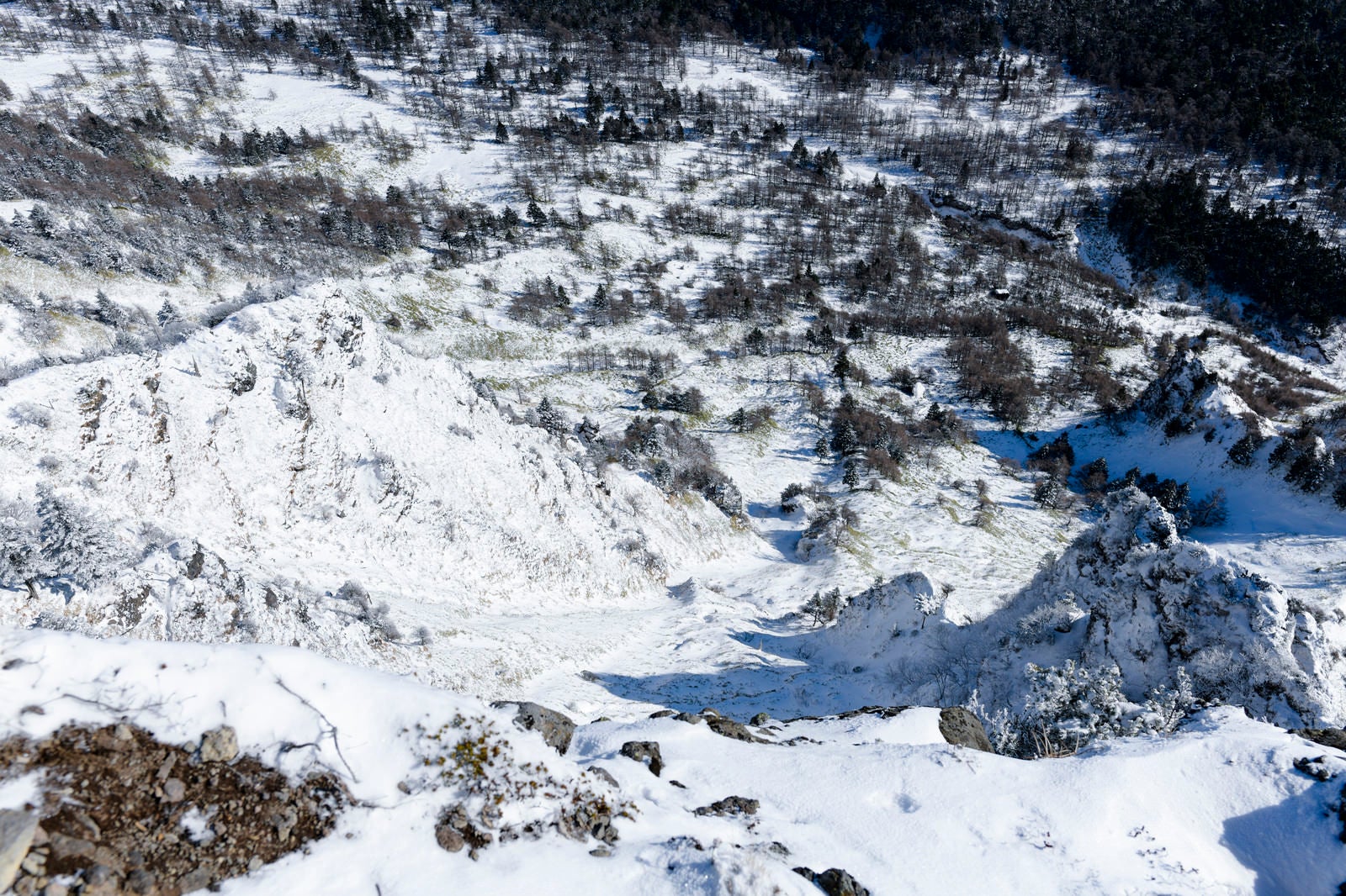 「黒斑山から見る浅間山賽の河原方面」の写真