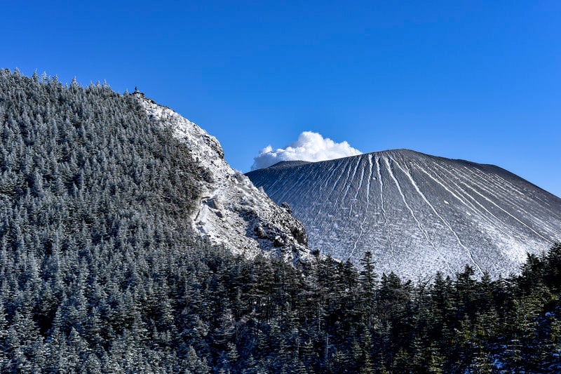黒斑山へ続く稜線と浅間山遠景の写真