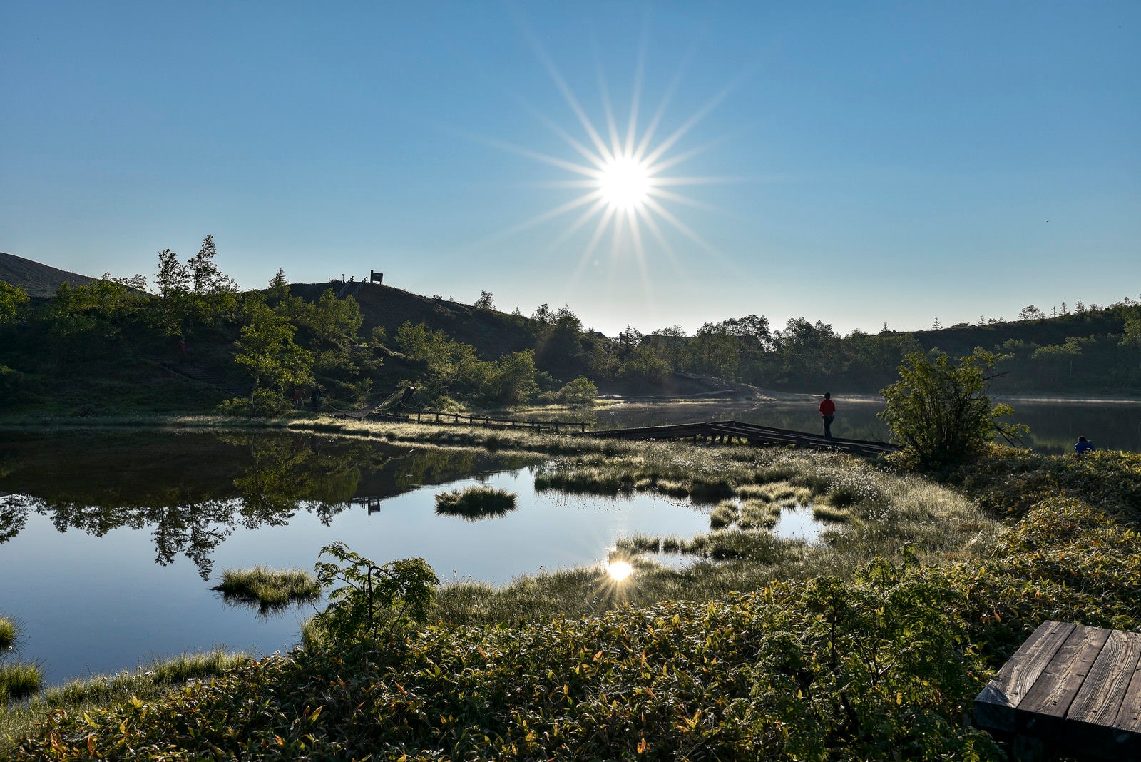 「朝日に輝く弓池（草津白根山）」の写真