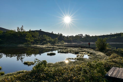 朝日に輝く弓池（草津白根山）の写真
