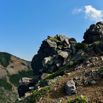 本白根山にそびえる岩（草津白根山）の写真