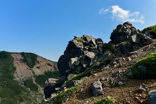 本白根山にそびえる岩（草津白根山）の写真