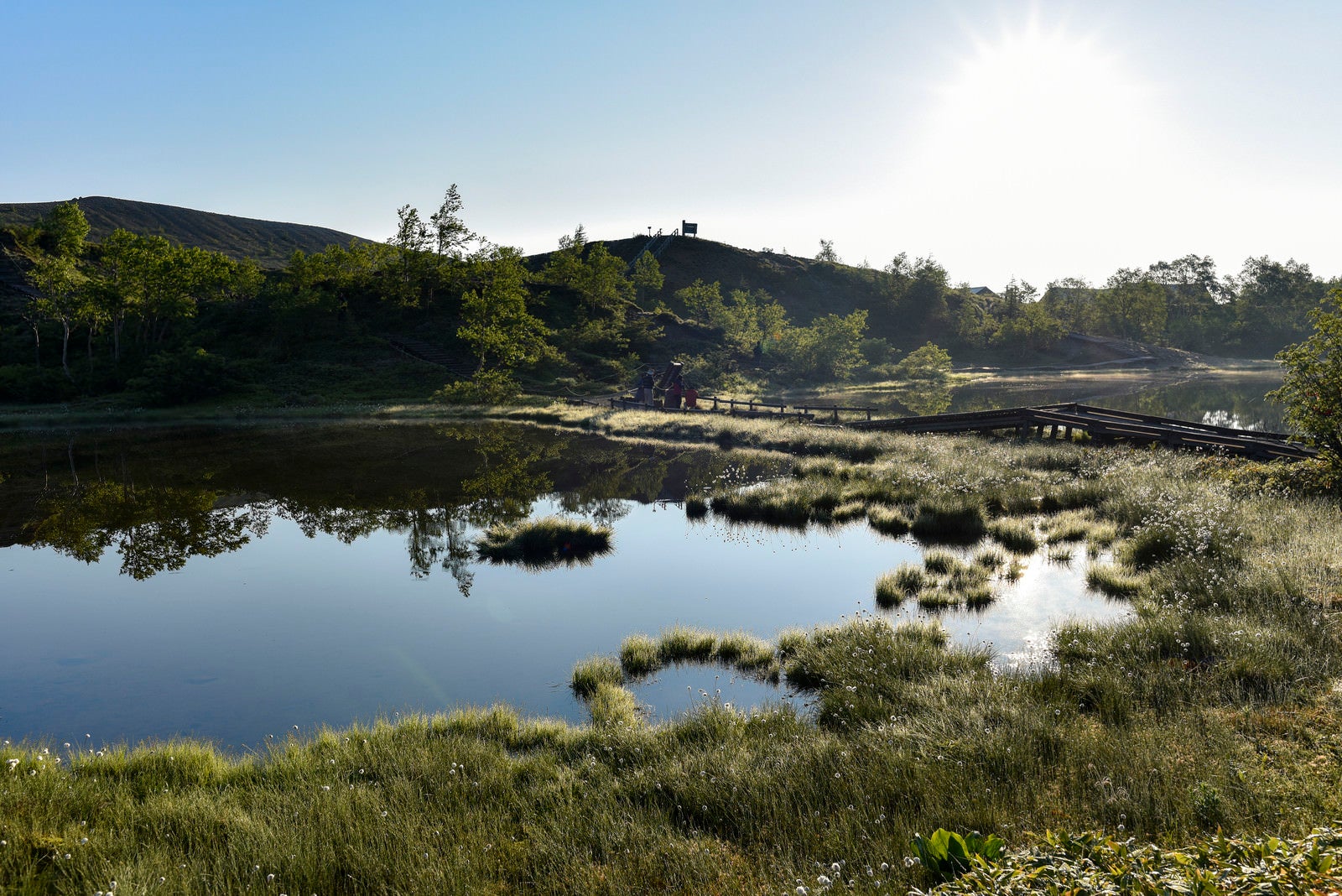 「鏡のような美しい湖面を持つ弓池（草津白根山）」の写真