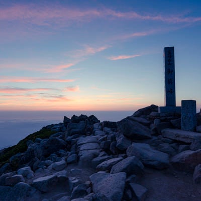 夕日が沈んだ後の御前峰山頂碑（白山）の写真