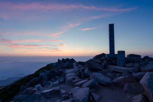夕日が沈んだ後の御前峰山頂碑（白山）の写真