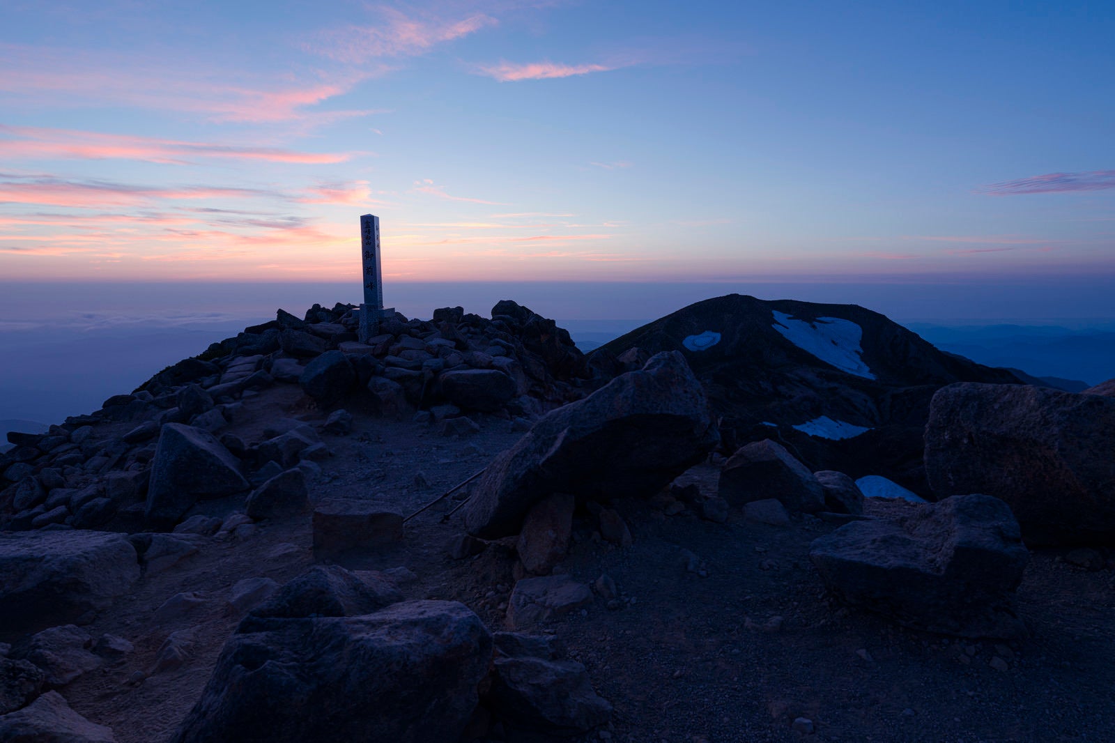 「夕日が沈んだ後の白山山頂」の写真