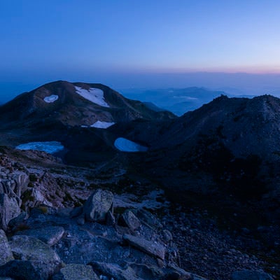 夜明けを待つ大汝峰と剣ヶ峰（白山）の写真