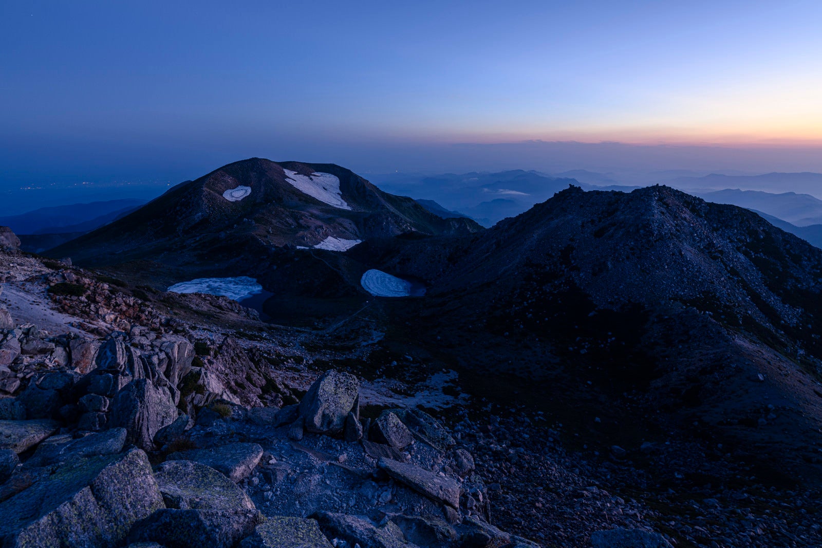 「夜明け前の白山山頂の景色」の写真