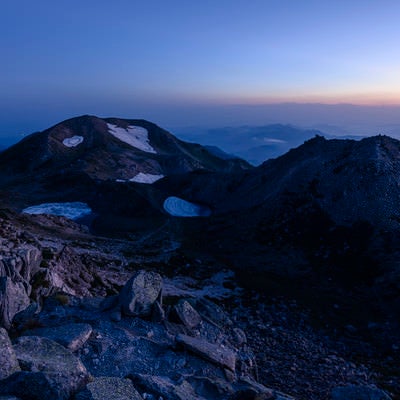 夜明け前の白山山頂の景色の写真