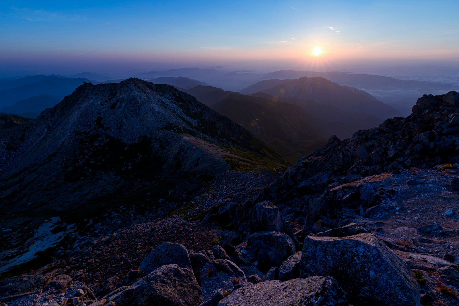 「御前峰から見る朝日と影となった剣ヶ峰（白山）」の写真
