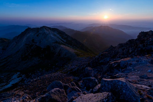 御前峰から見る朝日と影となった剣ヶ峰（白山）の写真