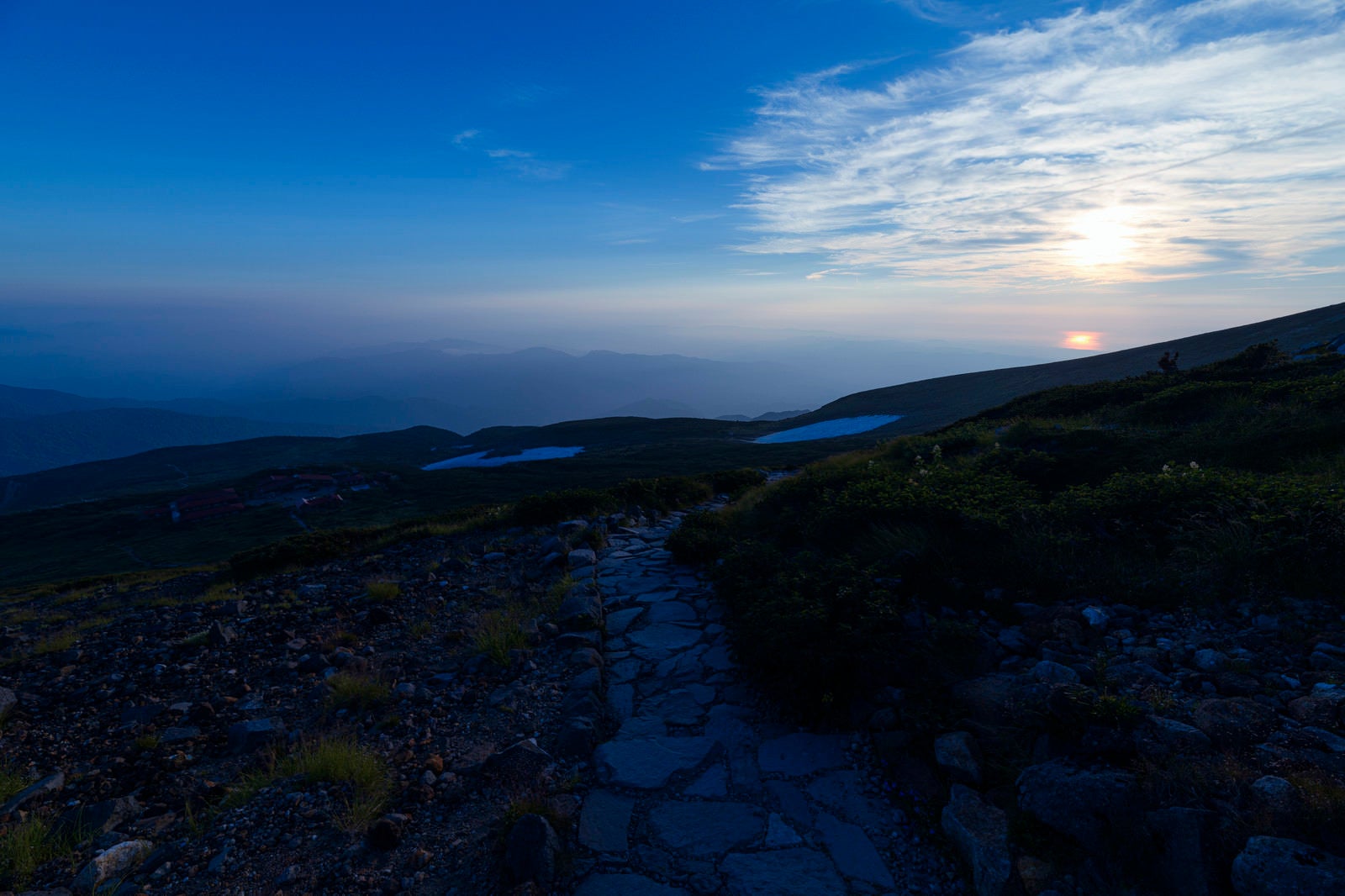 「日本海に沈む夕日を眺めて歩く白山登山道」の写真