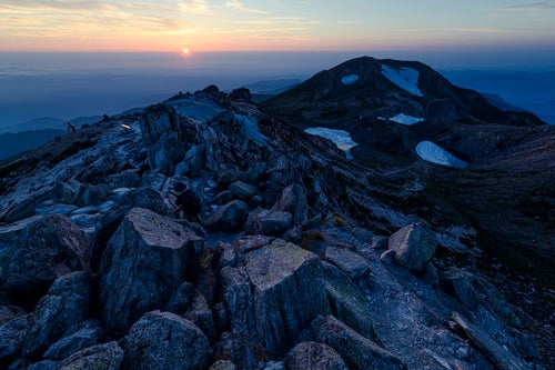 日没寸前の御前峰の景色（白山）の写真