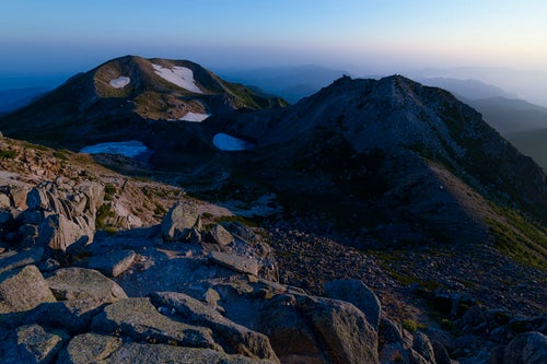 朝の御前峰から見る剣ヶ峰と大汝峰（白山）の写真
