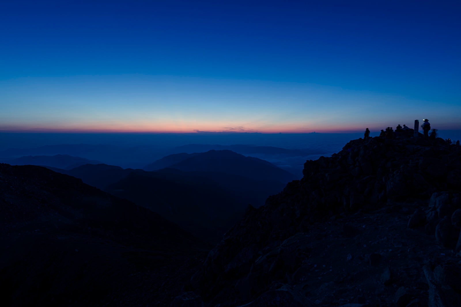 「白山山頂で夜明けを待つ登山者たち」の写真