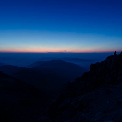 白山山頂で夜明けを待つ登山者たちの写真