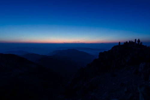 白山山頂で夜明けを待つ登山者たちの写真