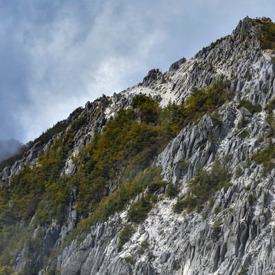 白い岩に覆われる鳳凰山の山肌（鳳凰三山）の写真