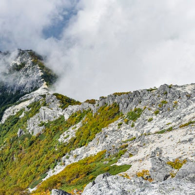 白砂と岩が続く鳳凰山稜線（鳳凰三山）の写真