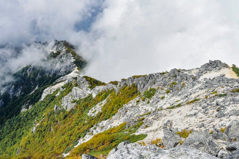白砂と岩が続く鳳凰山稜線（鳳凰三山）の写真