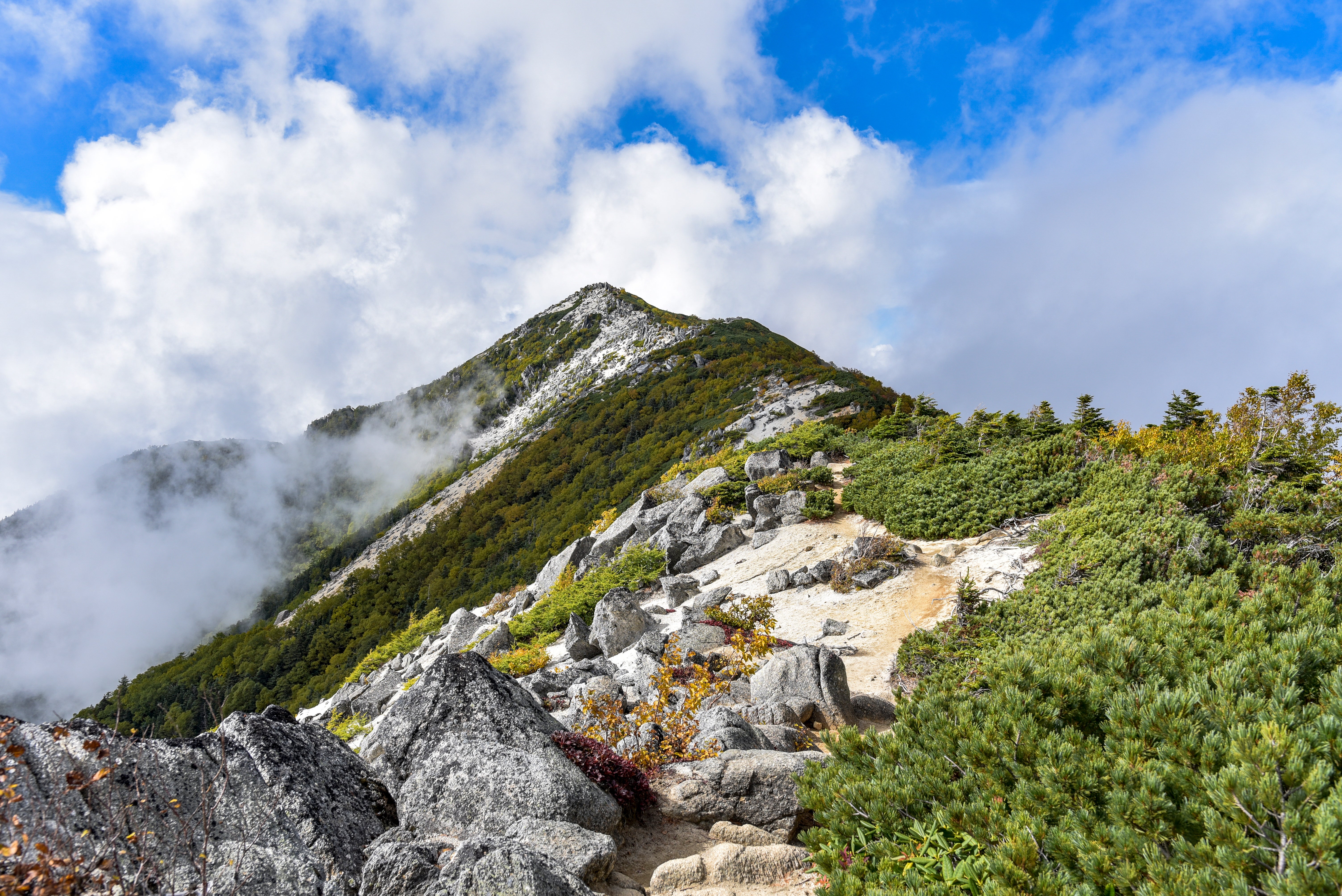 竜神曇と鳳凰同時撮影　自然風景写真 紅葉の鳳凰山観音岳方面（鳳凰三山）の無料の写真素材 - ID.39792